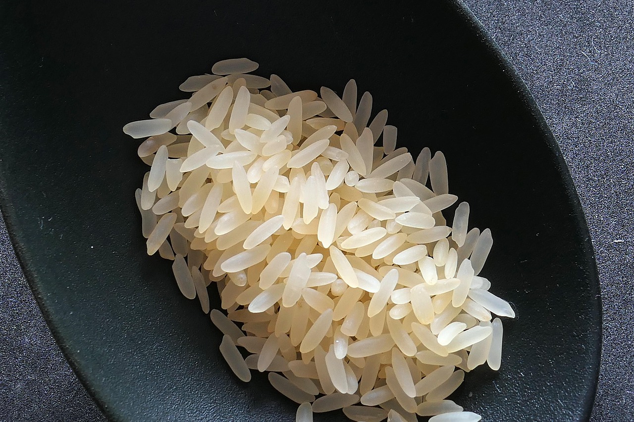 Riso basmati crudo in una ciotola, pronto per essere sciacquato e sgranato.