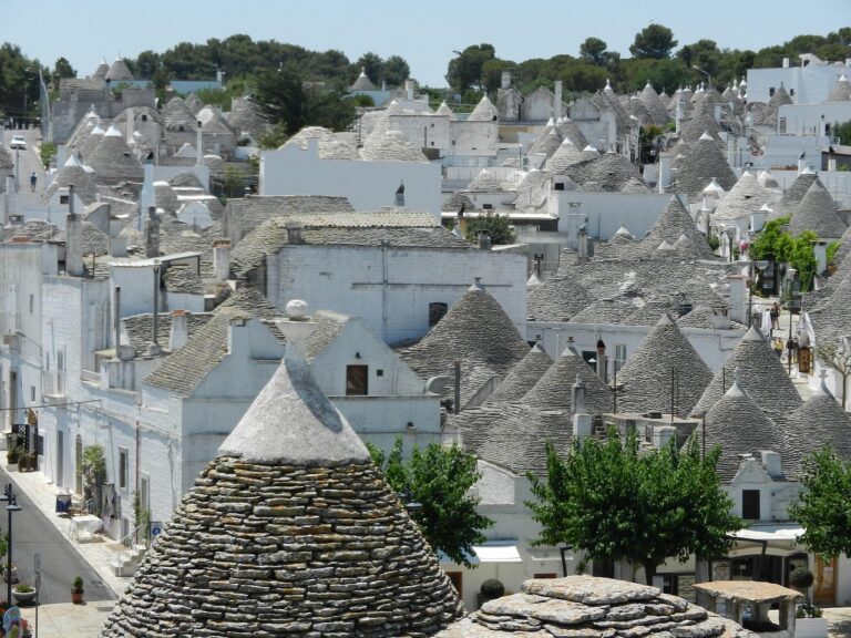 Trulli tipici della Valle d'Itria, con paesaggi rurali e colline verdi, lontano dal turismo di massa.