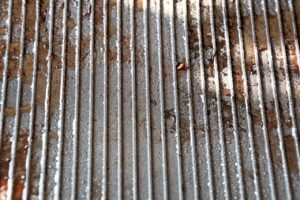 Immagine di ingredienti per pulire il forno: bicarbonato, aceto e panno in microfibra.