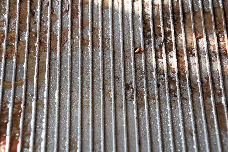 Immagine di ingredienti per pulire il forno: bicarbonato, aceto e panno in microfibra.