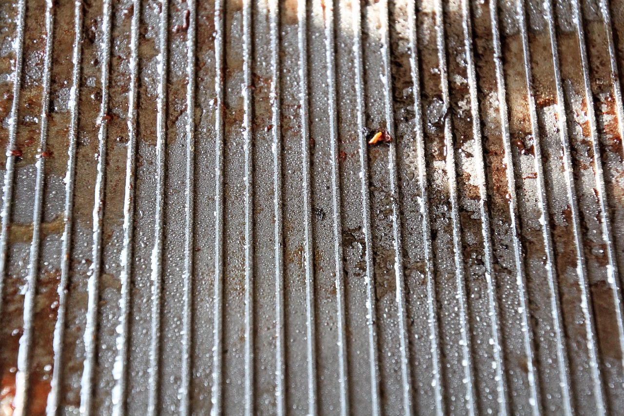 Immagine di ingredienti per pulire il forno: bicarbonato, aceto e panno in microfibra.