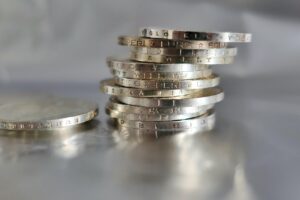 Monete d'argento Morgan Dollar su sfondo scuro, evidenziando il loro valore collezionistico.