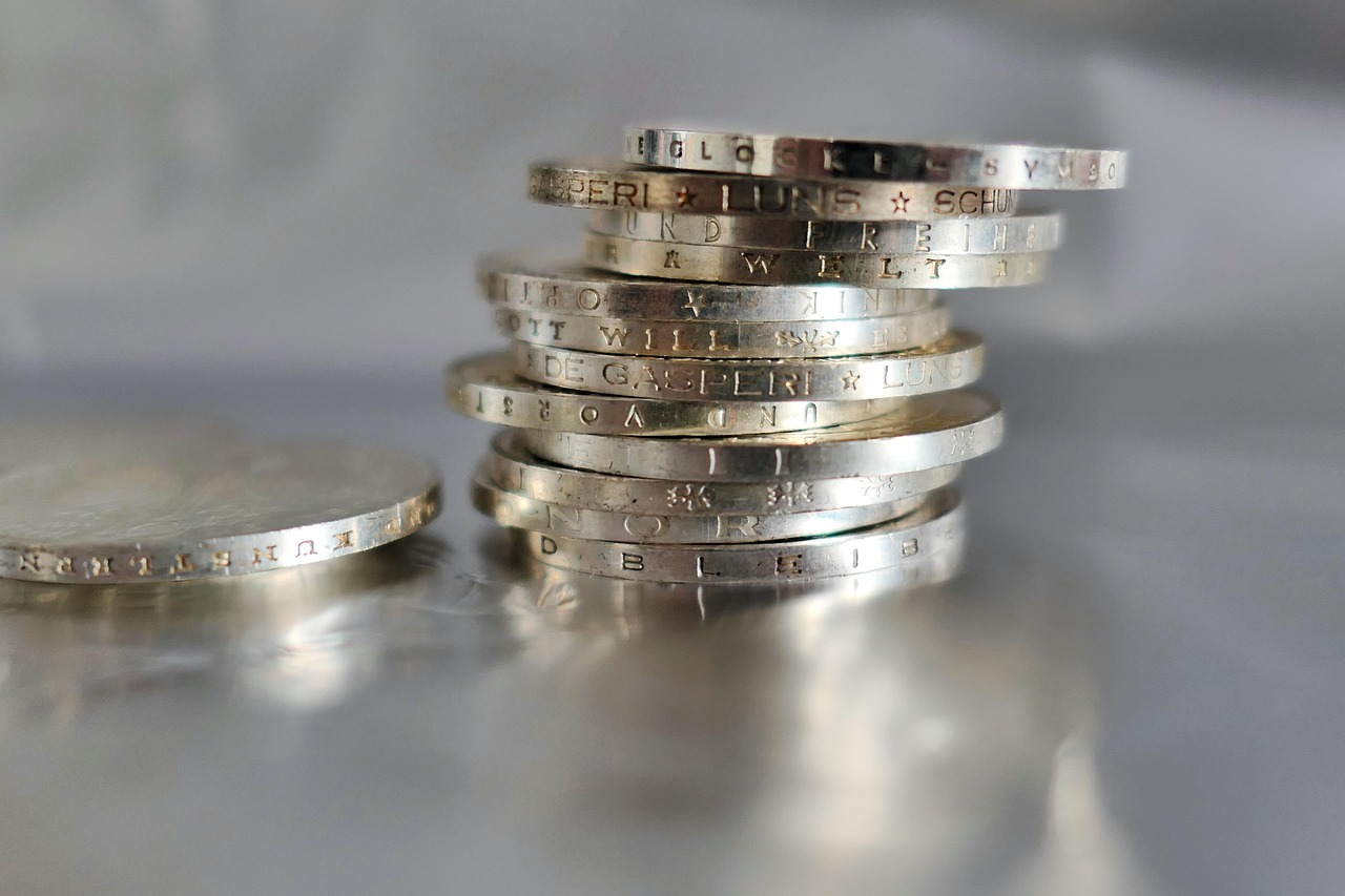 Monete d'argento Morgan Dollar su sfondo scuro, evidenziando il loro valore collezionistico.